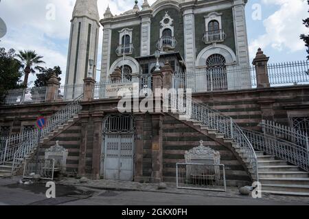 Izmir, Izmir, Turquie. 15 septembre 2021. La mosquée Salepcioglu (Salepcioglu Camii) est une mosquée située à Izmir, en Turquie, à côté de la place Konak, au cœur de la ville. La mosquée, construite en 1905, porte le nom de son patron Salepcizade Haci Ahmet Efendi. (Image de crédit : © Uygar Ozel/ZUMA Press Wire) Banque D'Images