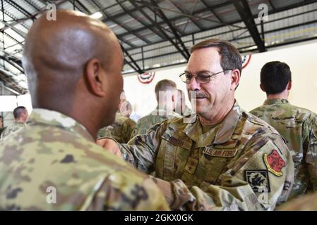 Le général de division Mike Nabors, adjudant général adjoint du Mississippi - Air et commandant de la Garde nationale aérienne du Mississippi, décerne un prix à un soldat pour son travail acharné et son dévouement à la mission COVID-19 au Centre de formation sur la préparation au combat de Gulfport, Mississippi, le 14 juillet 2021. Banque D'Images