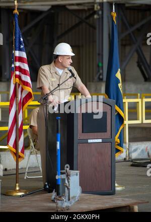 KINGS BAY, Géorgie, (14 juillet 2021) sous-ministre adjoint. Wesley McCall, commandant de la région de la Marine Sud-est, prononce un discours lors d'une cérémonie de découpe du ruban de l'officier résident en charge de la construction (ROICC), le 14 juillet, pour lancer la deuxième phase de construction du projet de réfection du quai sec de la base sous-marine de Kings Bay. Le Commandement des systèmes du génie des installations navales du Sud-est a accordé le contrat de la phase B de 359.7 millions de dollars le 8 janvier 2020 et il devrait être terminé d'ici le 2022 octobre. Le projet de recapitalisation du quai sec de Kings Bay soutiendra directement la prochaine génération de missiles balistiques Banque D'Images