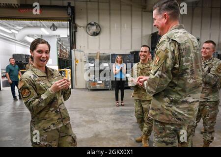 Lynsey Braud (à gauche), 75e Escadron de préparation logistique, montre sa surprise en recevant une pièce du Lgén Gene Kirkland, commandant du Centre de soutien de la Force aérienne, le 14 juillet 2021, à la base aérienne Hill, Utah. Braud a été inventée pour ses performances exceptionnelles en tant que représentante de la fonction de transport aérien. Banque D'Images