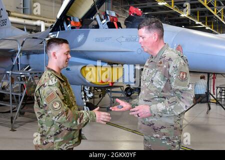 Tech. Sgt. Dominic Dizes (à gauche), 309e Escadre de maintenance d'aéronefs, reçoit une pièce du lieutenant-général Gene Kirkland, commandant du Centre de soutien de la Force aérienne, lors d'une visite de la base le 14 juillet 2021, à la base aérienne de Hill, Utah. Dizes a été inventée pour ses performances exceptionnelles en tant que membre de l'équipe de terrain du dépôt. Banque D'Images