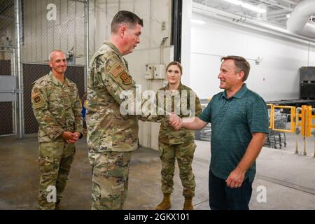 Blayne Haycock (à droite), 75e groupe médical, reçoit une pièce du lieutenant-général Gene Kirkland, commandant du Centre de soutien de la Force aérienne, le 14 juillet 2021, à la base aérienne Hill, Utah. Blayne a été inventée pour sa performance exceptionnelle en tant que technicien en pharmacie dans la pharmacie satellite du groupe. Banque D'Images