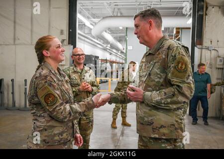 Le capitaine Megan Shelton (à gauche), 75e Escadron de soutien aux opérations, reçoit une pièce du lieutenant-général Gene Kirkland, commandant du Centre de soutien de la Force aérienne, le 14 juillet 2021, à la base aérienne Hill, en Utah. Shelton a été inventée pour son rendement exceptionnel en tant qu’officier des opérations de terrain d’aviation de l’escadron. Banque D'Images