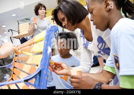 La première dame Michelle Obama peint un banc lors d'un événement de service du Congrès au joint base Anacostia-Bolling Youth Centre à Washington, D.C., le 19 mai 2011. (Photo officielle de la Maison Blanche par Samantha Appleton) cette photo officielle de la Maison Blanche est disponible uniquement pour publication par les organismes de presse et/ou pour impression personnelle par le(s) sujet(s) de la photo. La photographie ne peut être manipulée d'aucune manière et ne peut pas être utilisée dans des documents commerciaux ou politiques, des publicités, des courriels, des produits, des promotions qui, de quelque manière que ce soit, suggèrent l'approbation ou l'approbation du Président, Banque D'Images