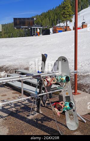 PALISADES TAHOE, CA -12 APR 2021- vue sur les pistes de ski à Palisades Tahoe, une station de ski en Californie site des Jeux Olympiques d'hiver de 1960 rebaptisé de Squa Banque D'Images