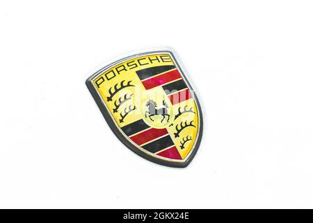 Kharkov, Ukraine - 13 septembre 2021 : gros plan du logo de la marque Porsche, emblème, symbole Banque D'Images