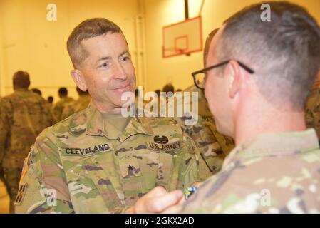 Le brigadier général Michael N. Cleveland, commandant du 66e commandement de la troupe, épingle un soldat à une médaille de réalisation de l'Armée de terre pour son travail acharné pendant la mission COVID-19 à la cérémonie de remise des prix du COVID Camp Shelby à Hattiesburg, Mississippi, le 14 juillet 2021. La Garde nationale du Mississippi a déployé plus de 1,700 gardes pour travailler aux côtés de MSDH et de MEMA afin de lutter contre la propagation du COVID-19 pendant la pandémie. Banque D'Images