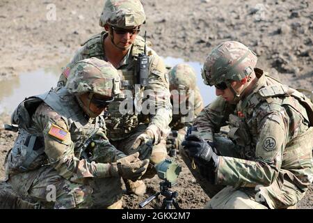 PFC. Maya Rivers, sergent d'état-major. Robert Persutti et SPC. Joseph Demeyer, ingénieurs affectés au 152e Bataillon de génie de la Garde nationale de l'armée de New York, positionne un projectile formé de manière explosive pendant l'entraînement de démolition à fort Drum, New York, le 14 juillet 2021. L'EFP fait partie de la trousse de démolition de base, une nouvelle composante de l'arsenal des 152 entreprises d'ingénieurs de combat de BEB pour les missions de combat. Banque D'Images