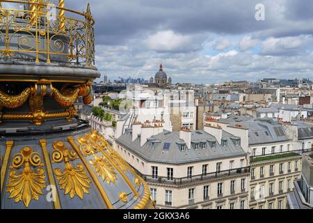 PARIS, FRANCE -8 juillet 2021- vue sur les toits de la rive droite de Paris vue depuis le sommet du grand magasin du Printemps sur le boulevard Haus Banque D'Images