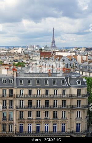 PARIS, FRANCE -8 juillet 2021- vue sur les toits de Paris et la Tour Eiffel en arrière-plan vue depuis le haut du magasin Printemps Banque D'Images