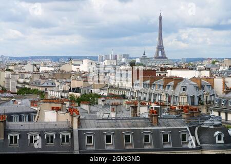 PARIS, FRANCE -8 juillet 2021- vue sur les toits de Paris et la Tour Eiffel en arrière-plan vue depuis le haut du magasin Printemps Banque D'Images