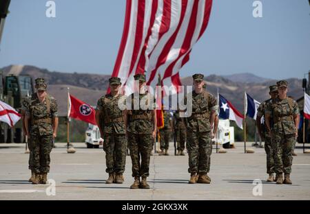 Les Marines des États-Unis avec le Marine Aviation Logistics Squadron 39, Marine Aircraft Group 39, 3e Escadre Marine Aircraft, participent à une cérémonie de changement de commandement sur le camp Pendleton de la station aérienne Marine corps, en Californie, le 15 juillet 2021. Le lieutenant-colonel Forest J. Rees a quitté son poste de commandant du MALS-39 au lieutenant-colonel Bridget N. Bemis pendant la cérémonie. Le MALS-39 fournit tout l'approvisionnement en aviation et le niveau intermédiaire d'entretien des aéronefs, d'avionique et de soutien en munitions pour neuf escadrons de vol. Banque D'Images