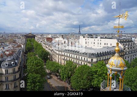 PARIS, FRANCE -8 juillet 2021- vue sur les toits de Paris et la Tour Eiffel en arrière-plan vue depuis le haut du magasin Printemps Banque D'Images