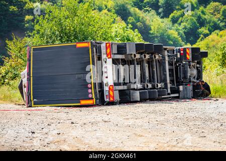 Un gros camion a été retourné en cas d'accident de la route le jour même Banque D'Images