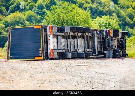 Un gros camion a été retourné en cas d'accident de la route le jour même Banque D'Images