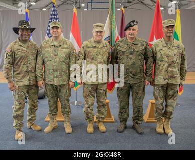 De gauche à droite : 1re division de Cavalry Forward Commander Brig. Général Monte Rone, Chef d'état-major roumain des Forces terrestres général Iulian Berdilă, Commandant adjoint du corps V. Le général Matthew Van Wagenen, commandant général des forces armées de Pologne Jarosław Mika et le commandant en avant de la 1re Division d'infanterie Brig. Le général Andrew Gainey se réunit pour une photo à la suite de la cérémonie de transfert d'autorité au site d'exploitation Forward Poznań à Poznań, Pologne le 15 juillet 2021. La cérémonie a marqué la fin d'une rotation de neuf mois vers la Pologne pour la 1ère Division de Cavalry en avant et le début de la 1ère Division d'infanterie Di Banque D'Images