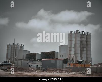Des silos de ciment se forment sur le chantier Banque D'Images