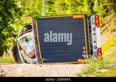 Un gros camion a été retourné en cas d'accident de la route le jour même Banque D'Images