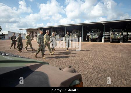 Force de rotation marine – les chefs de commandement et les chefs de la Force de défense australienne de Darwin marchent avec le chef de l’Armée australienne Lgén Richard Burr à travers un pool de moteurs lors d’une visite à Robertson Barracks, dans le territoire du Nord, en Australie, le 15 juillet 2021. Le burr a été introduit dans l’élément de commandement, l’élément de combat au sol et l’élément de combat logistique du FRM-D au cours d’une visite de l’artillerie, du transport automobile et des espaces d’entretien utilisés par le FRM-D à la caserne Robertson. Au cours de cette 10e itération de MRF-D, le corps des Marines des États-Unis et l'ADF travaillent à une intégration transparente dans la façon dont ils s'entraînent et fonctionnent avec On Banque D'Images