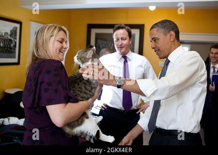 Le Premier ministre britannique David Cameron présente le président Barack Obama à Larry The Cat au 10 Downing Street à Londres, en Angleterre, le 25 mai 2011. (Photo officielle de la Maison Blanche par Pete Souza) cette photo officielle de la Maison Blanche est disponible uniquement pour publication par les organismes de presse et/ou pour impression personnelle par le(s) sujet(s) de la photo. La photographie ne peut être manipulée d'aucune manière et ne peut pas être utilisée dans des documents commerciaux ou politiques, des publicités, des courriels, des produits, des promotions qui, de quelque manière que ce soit, suggèrent l'approbation ou l'approbation du Président, de la première famille, ou Banque D'Images