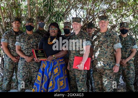 Ebony Stanley, le responsable du programme de cartes d'achat de supervision pour les installations des corps maritimes de l'Ouest, pose une photo à Marines après avoir reçu le prix du coordonnateur du programme d'acquisition de l'installation et de la logistique de l'année lors d'une cérémonie sur le camp de base des corps maritimes de Pendleton, en Californie, le 15 juillet 2021. Le prix fait partie des Prix d'excellence en acquisition de l'exercice 2020 du commandant adjoint, installation et logistique. Le programme AEA reconnaît le système de passation de marchés les Marines et les civils de tout le corps qui ont fait preuve d'un service exemplaire, de compétences opérationnelles et de gestion exceptionnelles, ainsi que le thé Banque D'Images