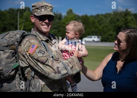 Les soldats de la compagnie 1166e MP de la Garde nationale de l'Alabama retournent chez eux après leur déploiement au Koweït à l'école secondaire d'Oneonta à Oneonta, Alabama, le 15 juillet 202. Banque D'Images