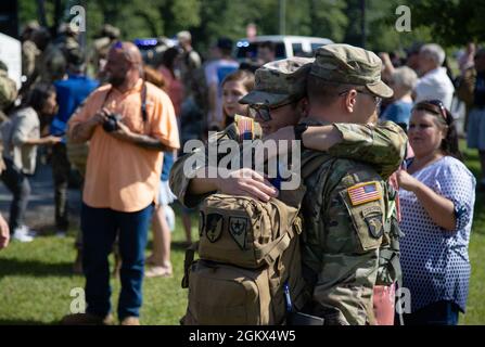 Les soldats de la compagnie 1166e MP de la Garde nationale de l'Alabama retournent chez eux après leur déploiement au Koweït à l'école secondaire d'Oneonta à Oneonta, Alabama, le 15 juillet 202. Banque D'Images