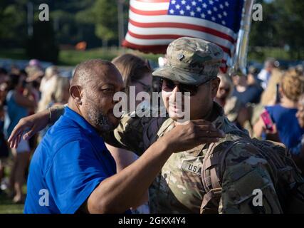 Les soldats de la compagnie 1166e MP de la Garde nationale de l'Alabama retournent chez eux après leur déploiement au Koweït à l'école secondaire d'Oneonta à Oneonta, Alabama, le 15 juillet 202. Banque D'Images