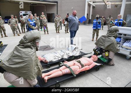 Les membres du 81e Groupe médical participent à un 81e exercice fonctionnel OMD derrière le Centre médical Keesler à la base aérienne de Keesler, Mississippi, le 15 juillet 2021. Le scénario impliquait une explosion de la bouteille de chlore causant des brûlures chimiques et d'autres blessures à plusieurs victimes. L'exercice de victimes massives a été organisé pour se préparer à des événements réels en renforçant les capacités d'intervention médicale en cas de catastrophe. Banque D'Images