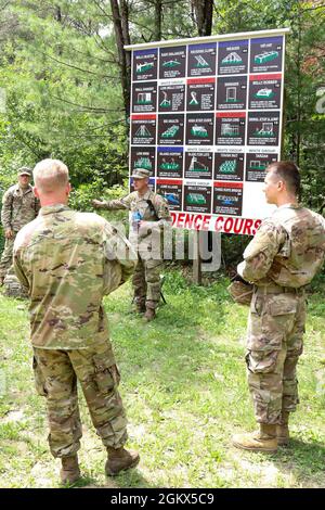 Sergent de la réserve de l'armée Première classe Andre England, centre, quartier général et compagnie de quartier général, 389e Bataillon des ingénieurs, fournit des instructions initiales aux plus de 30 soldats de la 402e Compagnie des ingénieurs (Sapper) avant de terminer le cours de confiance à fort McCoy, Wisconsin, le 15 juillet 2021. Le cours a poussé l'endurance et le travail d'équipe des soldats qui l'ont terminé. Banque D'Images