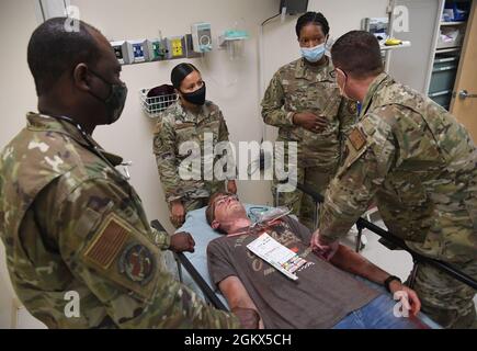 Les membres du 81e Groupe médical participent à un 81e exercice fonctionnel OMD derrière le Centre médical Keesler à la base aérienne de Keesler, Mississippi, le 15 juillet 2021. Le scénario comprenait une explosion de bouteille de chlore causant des brûlures chimiques et d'autres blessures à plusieurs victimes. L'exercice de victimes de masse a eu lieu en préparation d'événements réels en renforçant les capacités d'intervention médicale en cas de catastrophe. Banque D'Images