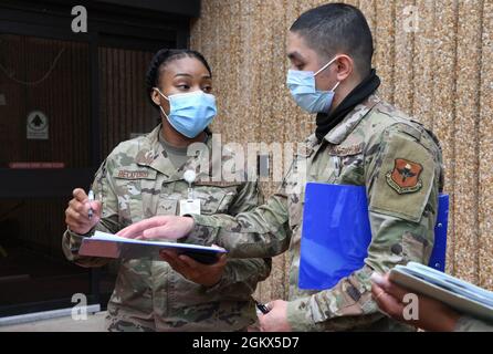 U.S. Air Force Airman 1re classe Brianna Beckford, 81e Escadron de soutien médical administrateur des dossiers externes, Et le premier Airman Chrysdarius Meneses, administrateur de radiologie du 81e Escadron de diagnostic et de thérapeutique, vérifie les renseignements sur les patients lors d'un 81e exercice fonctionnel du Groupe médical derrière le Centre médical Keesler à la base aérienne de Keesler, Mississippi, le 15 juillet 2021. Le scénario impliquait une explosion de la bouteille de chlore causant des brûlures chimiques et d'autres blessures à plusieurs victimes. L'exercice de victimes de masse a été organisé pour se préparer aux événements réels en renforçant le désastre medica Banque D'Images