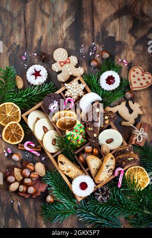 Biscuits de Noël doux dans une boîte en bois sur une table rustique Banque D'Images