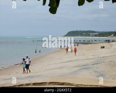 porto seguro, bahia, brésil - 2 janvier 2010 : vue sur la plage d'Espelho sur la côte sud de la ville de Porto Seguro. Banque D'Images