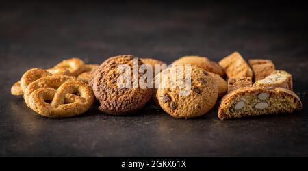 Divers cookies. Biscuits sucrés sur table noire. Banque D'Images