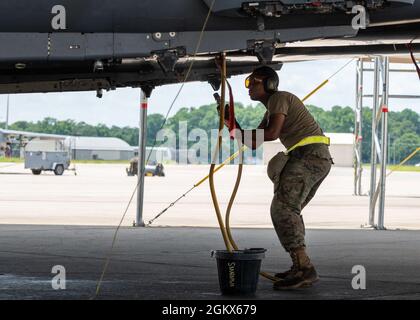 Un agent d'entretien du 336e Escadron de chasseurs sépare le carburant du fluide hydraulique d'un F-15E Strike Eagle à la base aérienne de Seymour Johnson, en Caroline du Nord, le 15 juillet 2021. Le carburant est placé dans un bowser pour pouvoir être réutilisé. Banque D'Images