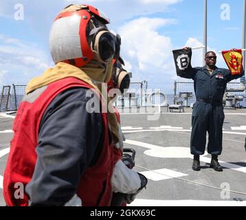 Le compagnon de Boatswain de 3e classe DeMarcus Lawrence, de Port Arthur, Texas, feu de bravo de classe Waves et drapeaux de fumée noirs sur le pont de vol du destroyer de missile guidé de classe Arleigh Burke USS Benfold (DDG 65) en tant que marins combattent un feu simulé lors d'un exercice de lutte contre les incendies sur le pont de vol. Benfold est affecté au Commandant de la Force opérationnelle (CTF) 71/Destroyer Squadron (DESRON) 15, le plus grand DESRON déployé à l’avant de la Marine et la principale force de surface de la 7e flotte américaine. Banque D'Images