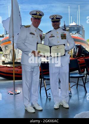 ADM. Arrière Keith Smith, commandant adjoint de la région de l'Atlantique de la Garde côtière des États-Unis, remet un prix au lieutenant Cmdr. Saladin Shelton, commandant de l'équipe de la sécurité et de la sûreté maritimes de Miami (91114), lors d'une cérémonie officielle de passation de commandement à l'unité, le 15 juillet 2021. En janvier 2005, la Garde côtière a commandé MSST Miami. Depuis, l'unité a acquis une excellente réputation dans les opérations militaires et d'application de la loi au pays et à l'étranger. Banque D'Images