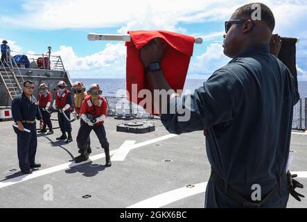 Le compagnon de Boatswain de 3e classe DeMarcus Lawrence, de Port Arthur, Texas, feu de bravo de classe Waves et drapeaux de fumée noirs sur le pont de vol du destroyer de missile guidé de classe Arleigh Burke USS Benfold (DDG 65) en tant que marins combattent un feu simulé lors d'un exercice de lutte contre les incendies sur le pont de vol. Benfold est affecté au Commandant de la Force opérationnelle (CTF) 71/Destroyer Squadron (DESRON) 15, le plus grand DESRON déployé à l’avant de la Marine et la principale force de surface de la 7e flotte américaine. Banque D'Images