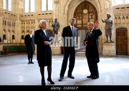 Le président Barack Obama visite le hall des députés de la Chambre des communes au Parlement de Londres, en Angleterre, avec le très honorable John Bercow, président de la Chambre des communes, et le très honorable Baronne Hayman, présidente de la Chambre des Lords, le 25 mai 2011. (Photo officielle de la Maison Blanche par Pete Souza) cette photo officielle de la Maison Blanche est disponible uniquement pour publication par les organismes de presse et/ou pour impression personnelle par le(s) sujet(s) de la photo. La photographie ne peut être manipulée d'aucune manière et ne peut pas être utilisée dans des documents commerciaux ou politiques, des publicités, des courriels, des produits, des promotions t Banque D'Images