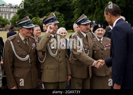 Le président Barack Obama salue les anciens combattants à la suite d’une cérémonie de pose de couronnes à la tombe du soldat inconnu à Varsovie, en Pologne, le 27 mai 2011. (Photo officielle de la Maison Blanche par Pete Souza) cette photo officielle de la Maison Blanche est disponible uniquement pour publication par les organismes de presse et/ou pour impression personnelle par le(s) sujet(s) de la photo. La photographie ne peut être manipulée d'aucune manière et ne peut pas être utilisée dans des documents commerciaux ou politiques, des publicités, des courriels, des produits, des promotions qui, de quelque manière que ce soit, suggèrent l'approbation ou l'approbation du Président, de la première famille ou de t Banque D'Images