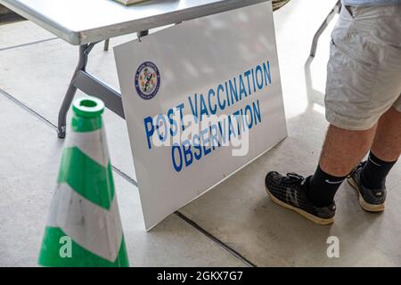 Les maîtres-entrepreneurs du travail à bord des installations du Marine corps Pacific reçoivent leur deuxième dose du vaccin COVID-19 à l'hôpital naval américain d'Okinawa, à Camp Foster, Okinawa, au Japon, le 16 juillet 2021. La vaccination des employés du pays hôte contribuera à prévenir la propagation de la COVID-19 au Japon et protégera la résilience de l'alliance. Banque D'Images