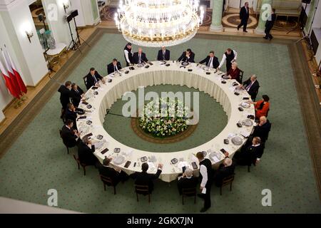 Le président Barack Obama a un dîner avec le président polonais Bronislaw Komorowski et les dirigeants d'Europe centrale et orientale au Palais présidentiel de Varsovie, en Pologne, le 27 mai 2011. (Photo officielle de la Maison Blanche par Pete Souza) cette photo officielle de la Maison Blanche est disponible uniquement pour publication par les organismes de presse et/ou pour impression personnelle par le(s) sujet(s) de la photo. La photographie ne peut être manipulée d'aucune manière et ne peut pas être utilisée dans des documents commerciaux ou politiques, des publicités, des courriels, des produits, des promotions qui, de quelque manière que ce soit, suggèrent l'approbation ou l'approbation de Banque D'Images