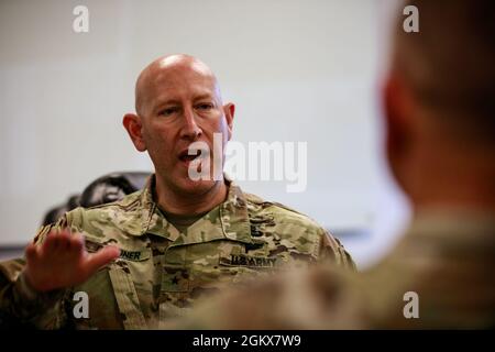 Bang. Le général David W. Gardner, commandant, U.S. Army Operational Test Command (OTC) brieles le général Paul E. Funk II, commandant général, U.S. Army Training and doctrine Command (TRADOC) à fort Hood (Texas) juillet 15 2021. Gardner a expliqué comment la relation entre OTC et TRADOC peut aider à effectuer des tests opérationnels indépendants afin d'éclairer les décisions d'acquisition et de mise en service pour l'Armée de terre et certains systèmes multiservices de lutte contre la guerre. Banque D'Images