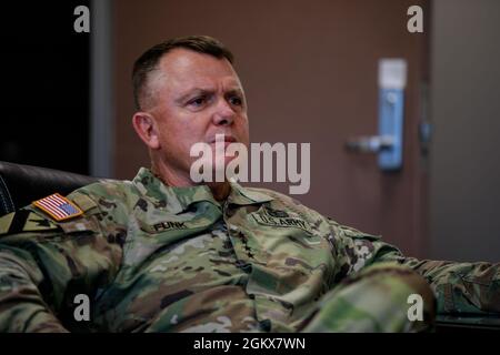 Bang. Le général David W. Gardner, commandant, U.S. Army Operational Test Command (OTC) briefings le général Paul E. Funk II, commandant général, U.S. Army Training and doctrine Command (TRADOC) à fort Hood (Texas) le 15 juillet 2021. Gardner a expliqué comment la relation entre OTC et TRADOC peut aider à effectuer des tests opérationnels indépendants afin d'éclairer les décisions d'acquisition et de mise en service pour l'Armée de terre et certains systèmes multiservices de lutte contre la guerre. Banque D'Images