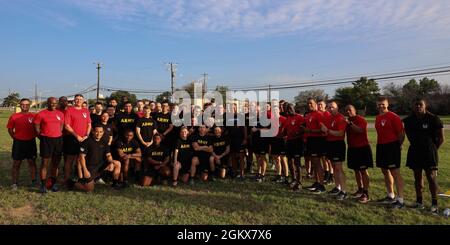 Le général Michael Garrett et le sergent de commandement Todd Sims se sont rendus à fort Hood (Texas) le 16 juin 2021 et ont dirigé un circuit d'entraînement physique très éprouvant centré sur l'ACFT avec les soldats et les dirigeants de la 510e compagnie de déstockage, du 20e Bataillon des ingénieurs, de la 36e brigade des ingénieurs. Photo : le général Michael Garrett et le sergent de commandement Todd Sims, équipe de commandement du Commandement des Forces armées américaines (FORSCOM) avec le colonel Anthony Barbina, commandant de la 36e Brigade d'ingénieurs, le lieutenant-colonel Kenneth Cook et le sergent de commandement Jason Poulin, équipe de commandement du 20e Bataillon d'ingénieurs, 36e IRB d'ingénieurs Banque D'Images