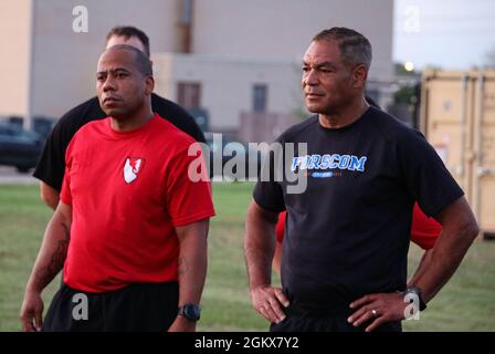 Le général Michael Garrett et le sergent de commandement Todd Sims se sont rendus à fort Hood (Texas) le 16 juin 2021 et ont dirigé un circuit d'entraînement physique très éprouvant centré sur l'ACFT avec les soldats et les dirigeants de la 510e compagnie de déstockage, du 20e Bataillon des ingénieurs, de la 36e brigade des ingénieurs. (De gauche à droite) Sergent-major Kristopher Tate, 36e Brigade d'ingénieurs S3N et général de l'armée américaine Michael X. Garrett, commandant général du Commandement des Forces armées américaines (FORSCOM). Banque D'Images