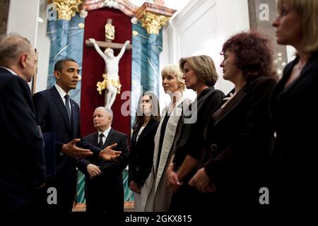 Le président Barack Obama s'entretient avec des membres de la famille des victimes de l'accident d'avion de Smolensk lors de sa visite à la cathédrale de campagne de l'armée polonaise à Varsovie, Pologne, le 28 mai 2011. (Photo officielle de la Maison Blanche par Pete Souza) cette photo officielle de la Maison Blanche est disponible uniquement pour publication par les organismes de presse et/ou pour impression personnelle par le(s) sujet(s) de la photo. La photographie ne peut être manipulée d'aucune manière et ne peut pas être utilisée dans des documents commerciaux ou politiques, des publicités, des courriels, des produits, des promotions qui, de quelque manière que ce soit, suggèrent une approbation ou des fins Banque D'Images