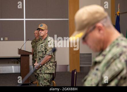 210716-N-VQ841-1026 le capitaine Joshua M. Menzel, commandant entrant de la base navale Everett, observe le capitaine Michael F. Davis, commandant sortant de la NSE, lorsqu'il lit ses ordres lors d'une cérémonie de changement de commandement à Everett, Washington, le 16 juillet 2021. Au cours de la cérémonie, Menzel soulagea Davis comme commandant de la NSE. Banque D'Images