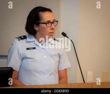 Force aérienne Brig. Le général Jeannine M. Ryder, 59e commandant de l'escadre médicale et directeur du marché de San Antonio, parle lors de la cérémonie d'établissement du marché au centre médical de l'armée de Brooke, fort Sam Houston, Texas, le 16 juillet 2021. Le marché de San Antonio est composé de plus de 11,000 membres du personnel qui servent plus de 250 000 bénéficiaires. Banque D'Images